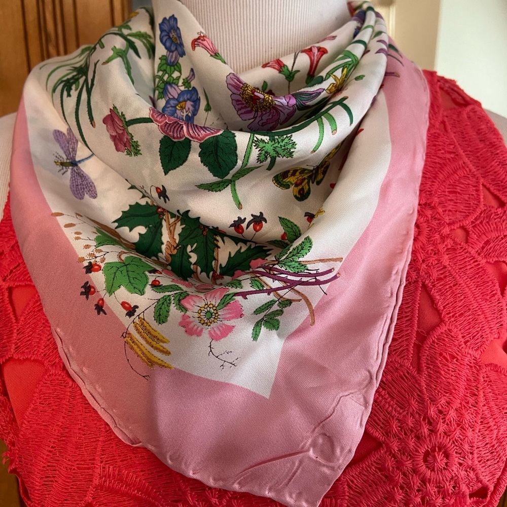 Authentic Gucci Vintage Iconic Flora Silk Square Scarf - Picture 4 of 14